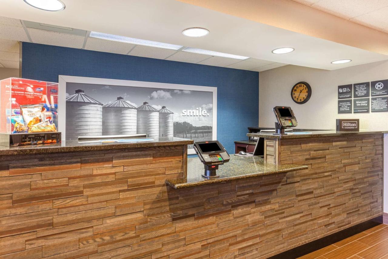 Hampton Inn О-Клэр Экстерьер фото
