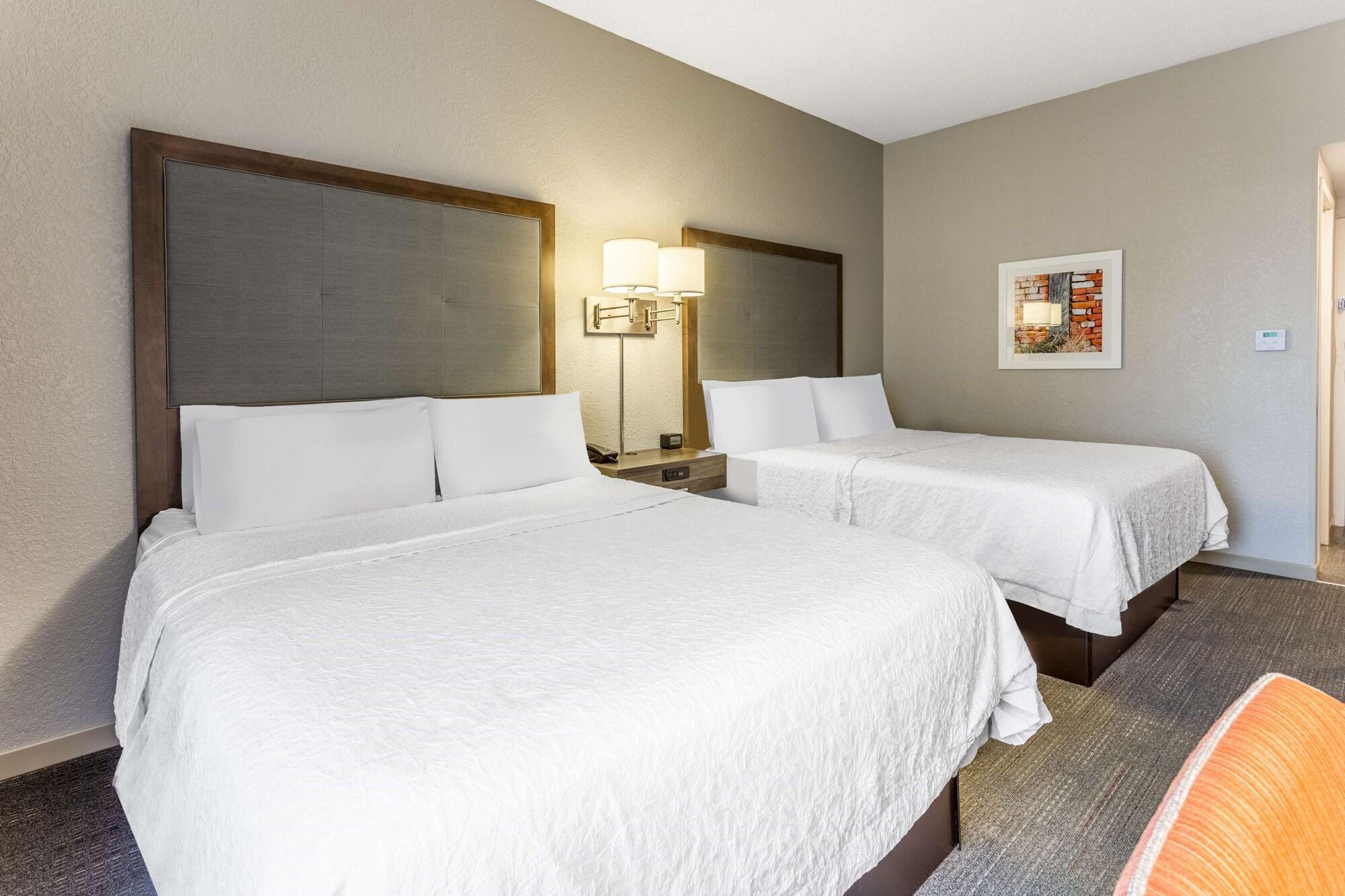 Hampton Inn О-Клэр Экстерьер фото