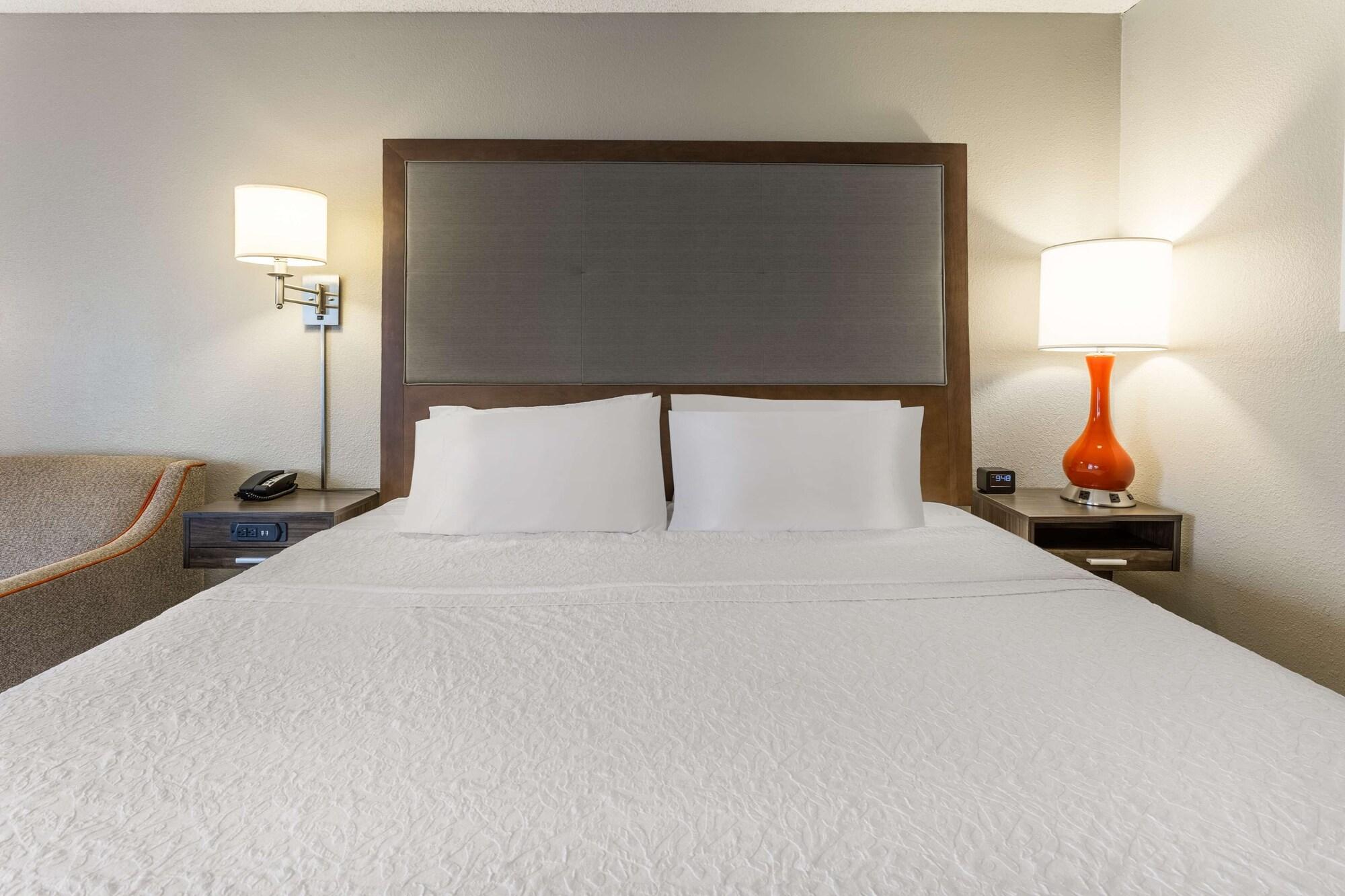 Hampton Inn О-Клэр Экстерьер фото